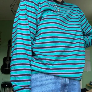 Randig tröja - Supercool tröja från carlings. Säljer eftersom jag inte använder den längre🌸✨🪐 frakt tillkommer!