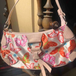  - Super söt Väsk me fjärilar på, frakt 44 kronor, hör av er me prisförslag💗