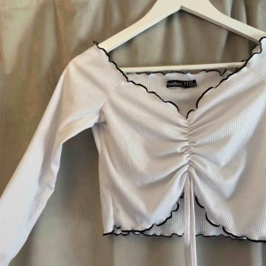  - Vit Off-shoulder topp!