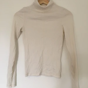 Polo från weekday - Vit polo från weekday. 