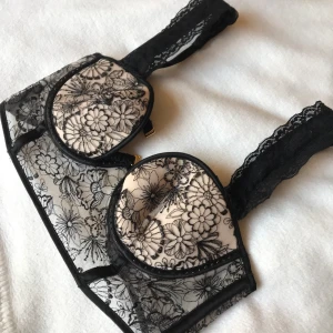 Victoria secret bh - Skit snygg bh från victoria secrets kollektionen noir. Säljer den pga att de blivit för liten, köpt för 600kr. Det är en 75B men skulle säga att de passa allt från A till C