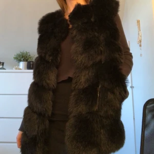 Faux fur ”Linn Ahlborg” väst - Fickorna är lite trasig, därav en prisminskning, men ser likadan ut.