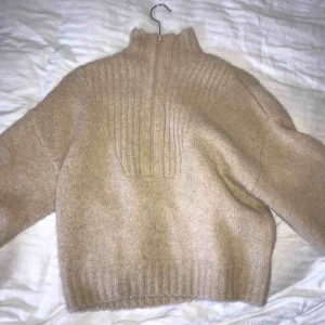  - En jättefin tröja från weekday, den är beige, köptes i vintras men använder sällan