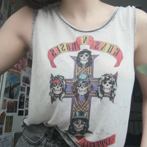 Guns and roses topo - Jätte ball top med gun's and roses. Väldigt tunn så man ser igenom men jättebra att styla med olika stilar