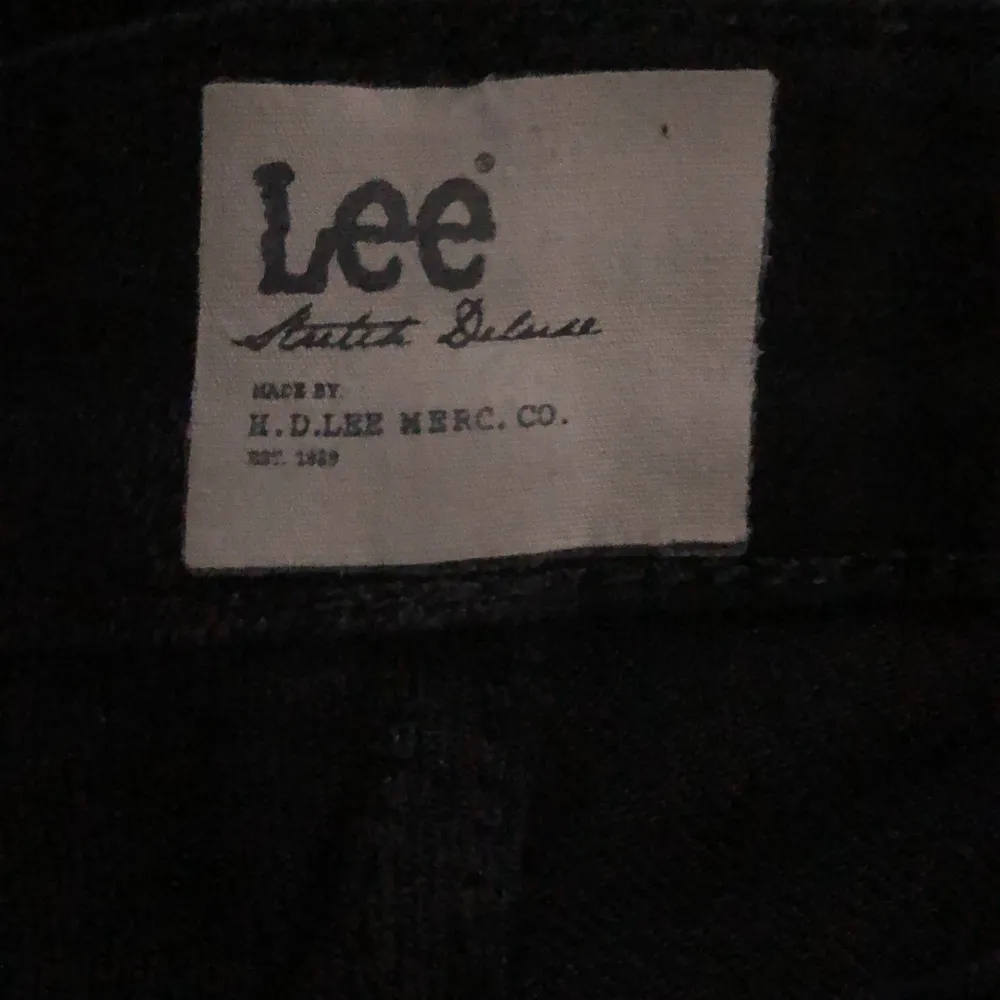 Fina svarta lee jeans aldrig använda. Jeans & Byxor.