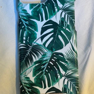 Oanvänt Ideal of sweden skal! Iphone 8+ - Ett oanvänt ideal of sweden skal! Köpte det begagnat ich insåg inte att det var till fel mobil. Inga skråmor, då det var oanvänt av tjejen jag köpte av också. Nypris: 299kr, säljer för 59kr! 