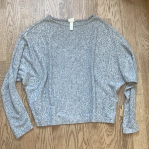 Grå stickad tröja - En grå stickad tröja från HM
