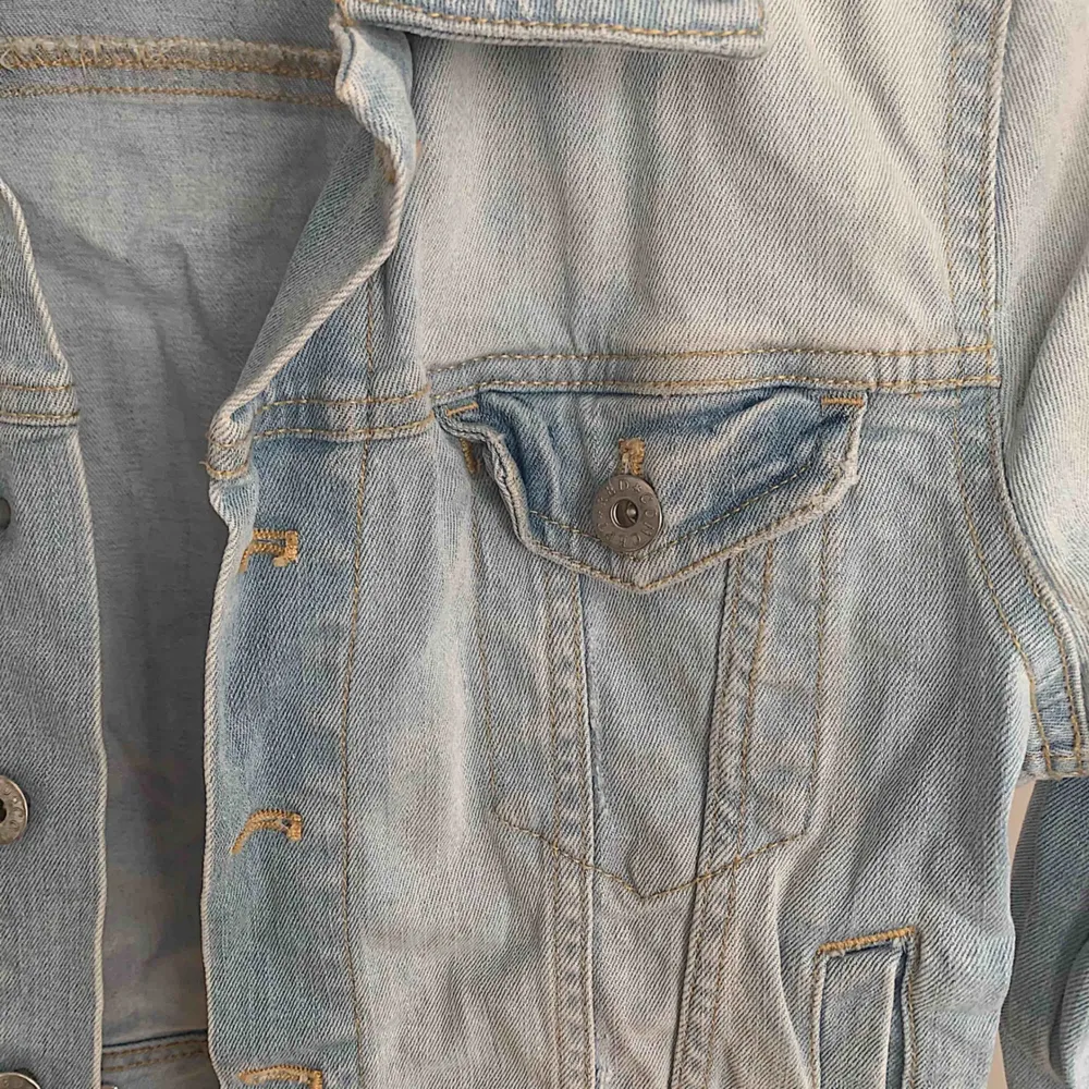 Jeansjacka från H&M. ”Tight” modell alltså inte oversized.  Passar 38 och även 36. Fint skick!. Jackor.