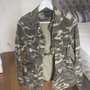 3 olika jackor  - Första: militärjacka storlek 34 från new look säljs för 200 andra jackan: ralp lauren jacka storlek S säljs för 350, jacka tre: jeansjacka från only storlek 36 100 kronor 