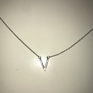 Halsband med V-form - Silverfärgat halsband med V-form, superfint och sällan använt⚡️🤩