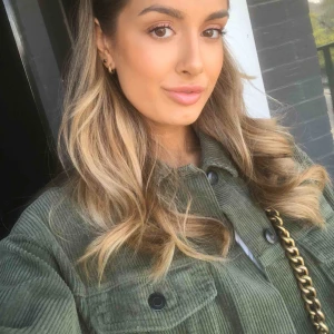  - Supersnygg grön manchesterjacka från Zara (liten blekt fläck på ryggen se bild 3, annars jättefint skick) 🌟