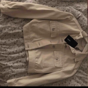  - HELT NY jeansjacka från weekday. Creamvit/beach färg.