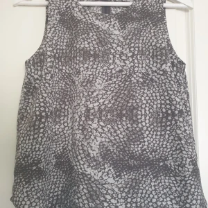 Zoul topp blus strl 34 - En snygg topp i normalt begagnat skick. Storlek :XS  Kommer från djur- och rökfritt hem finns i Norrviken Samfraktar