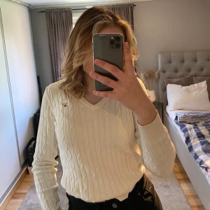 urringad tröja Gant tröja - Säljer min urringad tröja från Gant i storlek XS🥰 Använt den mycket men är i bra skick💕och kunden står för frakten 