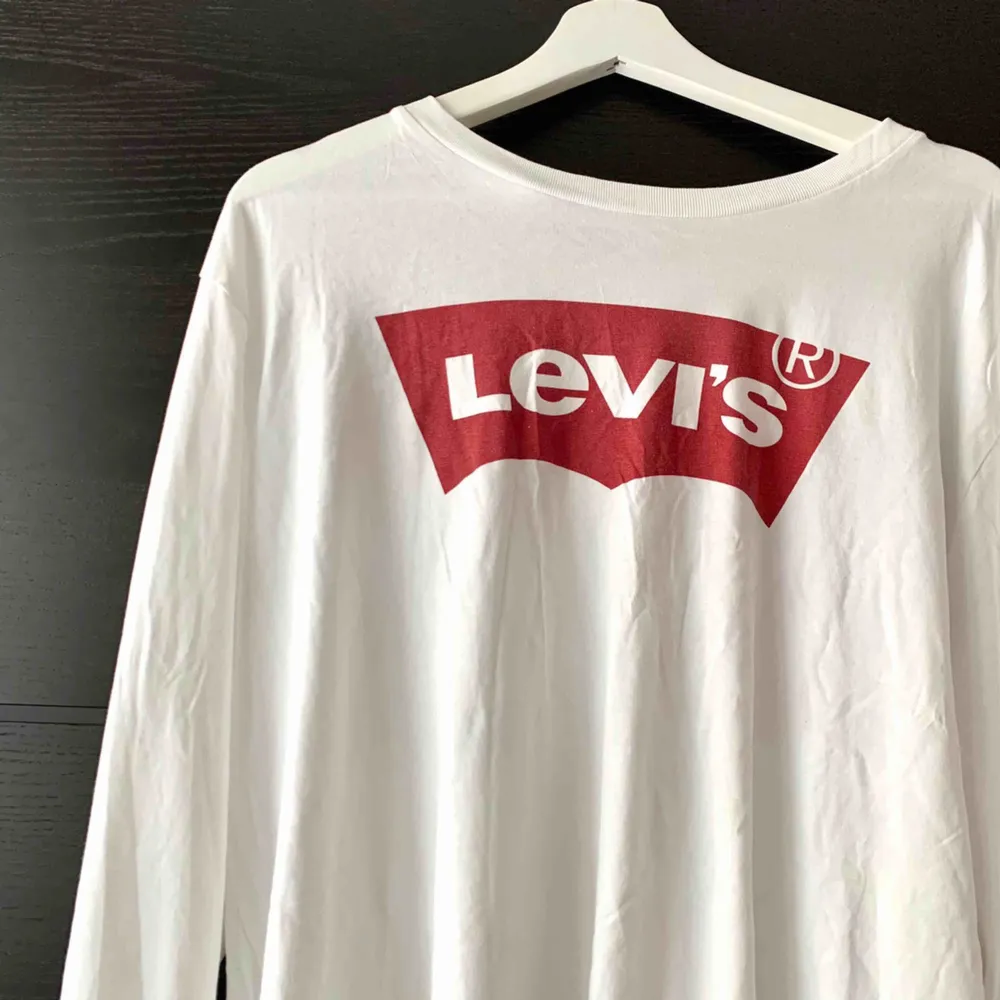 Oversized tröja från Levi’s.   Frakt 45kr. Tröjor & Koftor.