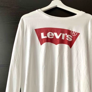  - Oversized tröja från Levi’s.   Frakt 45kr