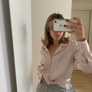 Silkesskjorta - En rosa silkesskjorta från bikbok! Knappt använd då jag har en till heheh. Den ser lite grå ut på bilderna men färgen är mer rosa i verkligheten! 