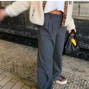 Grå byxor  -  Väldigt fina och trendiga  grå byxor från zara köpta i vintras . Säljer då de inte kommer till användning för mig ! Använda bara 1 gång ! Ganska långa men det är så modellen ser ut 🥰✨ ( Första bilden är lånad !) 