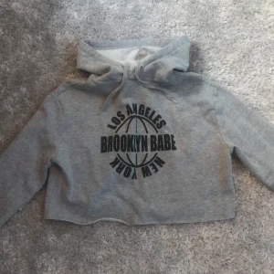 croppad tröja - Fint skick. Stl S. (Köparen står för frakten).