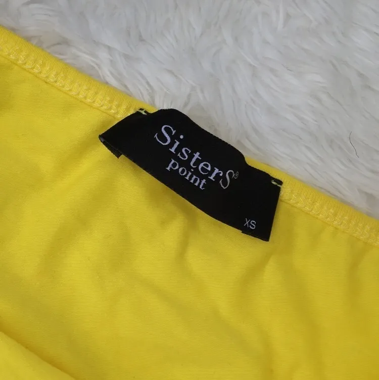 Supersomrig fin gul bandeau klänning i storlek xs. Använd en gång. Frakt ingår i priset.. Klänningar.