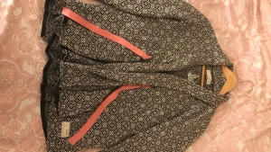 Odd molly kofta - En odd Molly kofta som är använd ett fåtal gånger, finns ett jätte litet hål på armen som inte synd för att den är så mönstrad