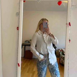  - Sjukt unik skjorta med händer runt kragen och ansiktssilhuetter!! Säljer pga för liten för mig🥺