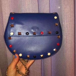  - Super fin väska köpt i Italien, använd men bra kvalitet. En lång guldkedja hör till men går att justera i längd.