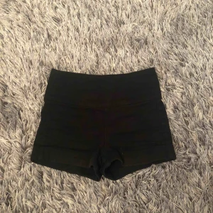  - Högmidjade svarta shorts med guldkedja baktill. Sparsamt använda. Köpta på Veromoda för 400 kr. 
