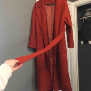  - Väldigt fin vår/höst kappa,, väldigt bra kvalité och är helt ny! Fantastisk finn färg med snyggt bälte följande! Säljer för att den är för lång för mig! 