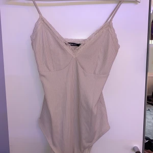 Super fin beige body - Beige body från Gina trixig i storlek s passar XS-M. Super din på. ❗️frakten ingår❗️