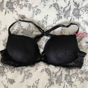  - Säljer en oanvänd superfin spetsbh som är inköpt på Primark i London. Ryggen korsad, se bild 3. Den är aldrig använd och har lapp kvar, storlek 75B 🌸 Betalas med swish och köparen står för frakten 😊