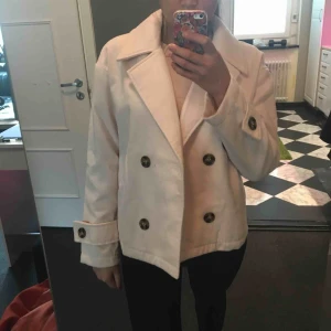  - Kort söt tunn kappa, (kortmodell), ljusrosa!  Aldrig använd!  Den är i oversize modell