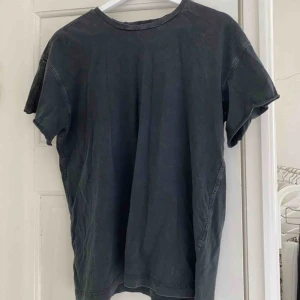  - Stenfärgad T-shirt i M( lite oversized)