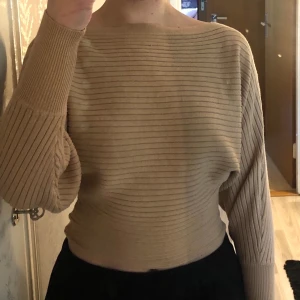 Beige tröja - Beige tröja som är lös upptill o tight i midjan. Frakt inkluderat! 