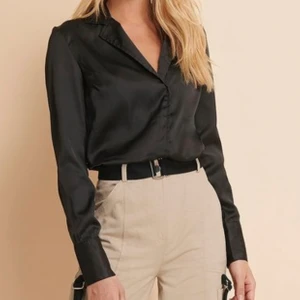 NA-KD blus med elastisk midja - Säljer denna supersnygga blus/skjorta från misslisibell x NA-KD pga är lite för liten i ärmarna på mig. Använd en gång och är som helt ny. Ordinarie pris 199kr.