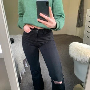 Bootcut jenas - Svarta bootcut jenas i använt skick från Kappahl, egenklippta hel på knäna. 
