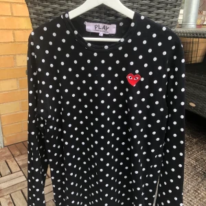 Comme Des Garcons (Play) - Använd ett par gånger, bra skick. Storlek L ( ganska liten i storlek ). Relativt svår att få tag på. 