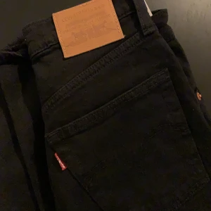 Levisjeans - Svart ”Ribcage straight” Levis jeans! Storlek 25! 💘 hög midja, sitter sjukt snyggt på rumpan och bra längd! Säljer pga för små för mig... 🥺 redan vid köp fel storlek så jag har använd byxorna fåtal gånger 