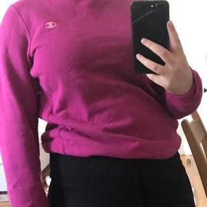 En skitsnygg rosa sweatshirt/collagetröja från Champion. Tröjan är köpt på Beyond Retro men har bara använt den 2 gånger. Den är i strl L men skulle rekommendera om man brukar ha S/M.