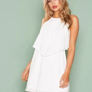 Vit klänning - Vit klänning från NLY One, använd en gång så som ny! Bild 3 visar den öppna ryggen, den är vit egentligen. Köparen står för frakten.