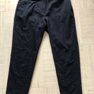 Svarta kostymbyxor  - Helt vanliga svarta kostymbyxor. Från HM. Använd ett par gånger men fortfarnade fin kvalitet. Storlek 36 så S. 