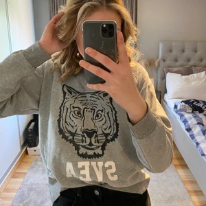 Svea tröja  - Säljer min tröja från Svea i M💕 passar även för storlek s men är lite oversized som jag tycker är snyggt och som har ett stort tryck av Svea lejonet💕 kunden står för frakten 