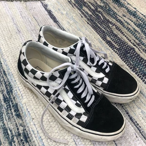 Schackmönstrade Vans - Säljer nu mina schackmönstrade Vans med tjock sula. I gott skick men har små smutsfläckar som går bort i tvätt. Tvättas såklart innan de skickas iväg! Frakt 🚚: 69kr