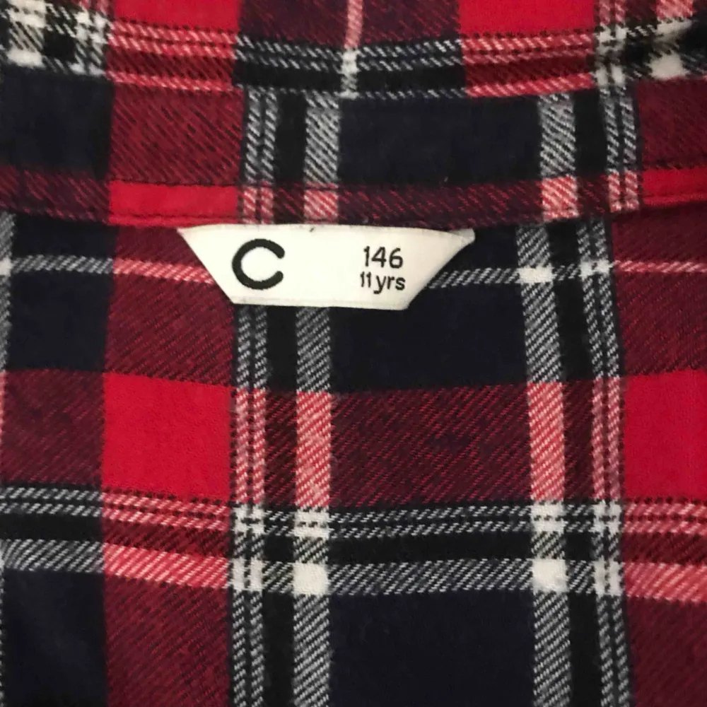 Blå och röd Flanell skjorta i barn storlek 146 men passar XS perfekt💘💘 från cubus. Tröjor & Koftor.