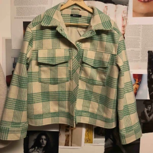  - En rutig jacka från Gina tricot i en jättefin grön färg, aldrig använd. Nypris 799kr
