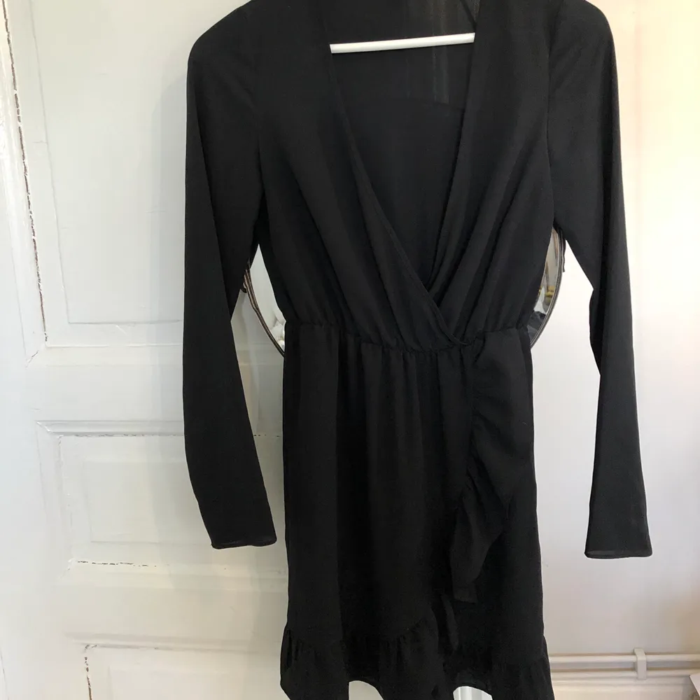 En svart volangklänning från Nelly.com. Stl 36. Bra skick. Köparen står för frakten💓 . Klänningar.