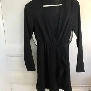 En svart volangklänning från Nelly.com. Stl 36. Bra skick. Köparen står för frakten💓 