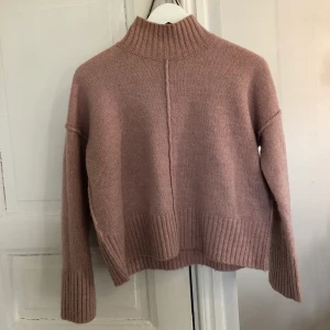 Stickad tröja  - Rosa stickad tröja från Vero Moda. Stl XS. Köparen står för frakten 💕