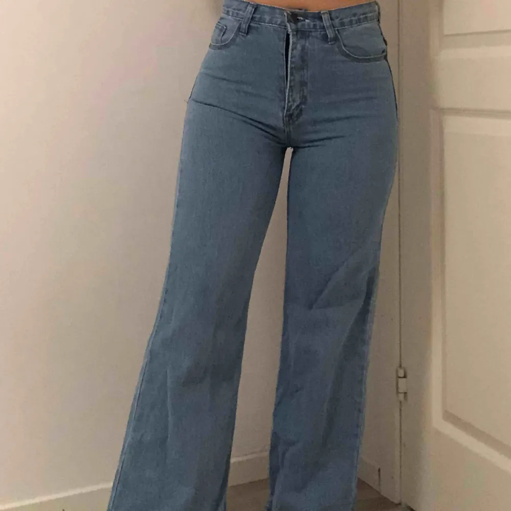 Så fina vida jeans, jättebra skick!! Har blivit lite för små för mig runt höfterna så säljer vidare dem 💕. Jeans & Byxor.