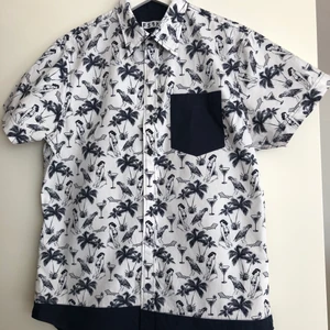 Herr skjorta 🍸 -  •Storlek S  •Knappt använd(max.2 gånger) •Nyskick 🧺Tvättad efter användning 📍Kan mötes upp i Mölnlycke 🚫Djurfritt och rökfritt hem 📬Kan skickas mot fraktkostnad